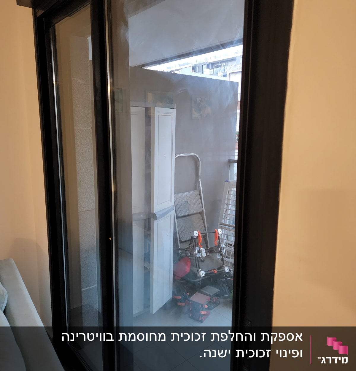 חלון זכוכית עם מסגרת שחורה, משקיף למרפסת